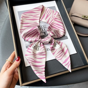 Écharpe chic à motif zèbre rose avec inscription Grace sur magazine de mode
