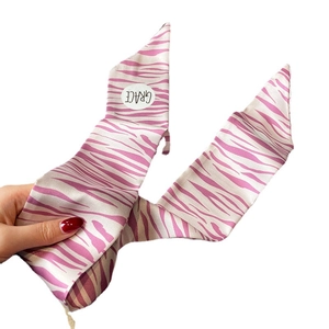Foulard twilly en soie à motif zébré rose et blanc avec étiquette décorative Grace