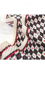Détail d'un foulard plissé en soie avec damier noir et blanc et imprimé cœur
