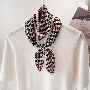Foulard en soie plissé à motifs losanges noirs et blancs avec pois rouges sur haut blanc