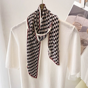 Écharpe plissée à damier noir et blanc avec cœurs rouges sur haut en tricot blanc