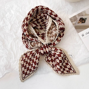 Foulard plissé à carreaux avec motifs de cœur en marron rétro et crème