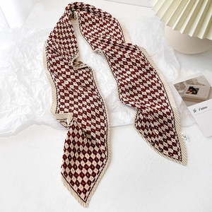 Détail d'un foulard en soie plissé avec motif géométrique vintage et pois jaunes