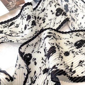 Gros plan sur tissu plissé vertical avec motif floral vintage noir et blanc élégant