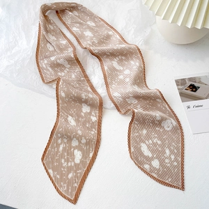 Détail d'un foulard plissé étroit à fleurs avec roses blanches sur soie beige doux
