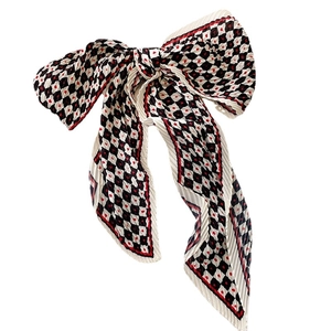 Barrette à cheveux nœud en damier noir et blanc avec motifs cœurs rouges et tissu plissé