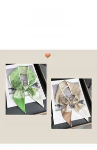 Détail de foulards étroits en satin vert et kaki avec motifs géométriques et soie