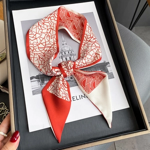 Élégant foulard étroit en soie rouge et blanc avec motif géométrique noué en nœud
