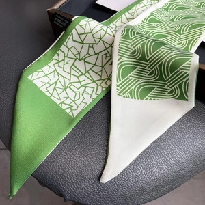 Vue macro de l'écharpe twilly géométrique vert et ivoire en 100% soie de polyester