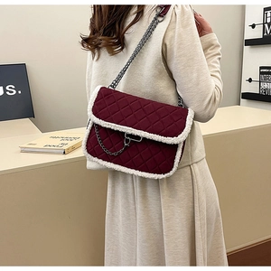 Détail du sac bandoulière matelassé bordeaux avec bordure en fausse fourrure blanche