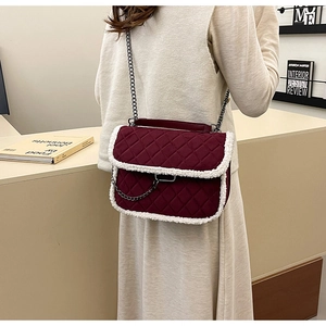 Sac hobo matelassé bordeaux avec bordure en fourrure blanche et bandoulière chaîne