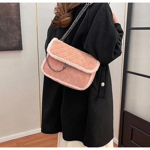 Gros plan sur le sac matelassé rose avec bordure en simili-mouton blanc et chaîne en métal