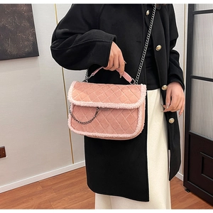 Sac bandoulière rose matelassé avec bordure en fausse fourrure et chaîne en métal