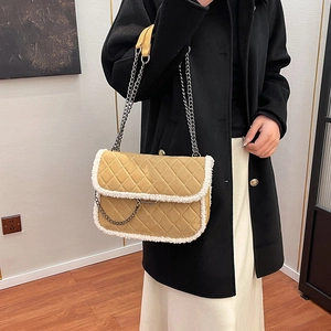 Sac bandoulière matelassé kaki avec bordure sherpa et chaîne argentée pour femme