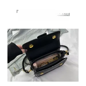 Vue de dessus d'un sac à main en cuir noir montrant des compartiments de rangement