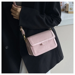 Détail du sac à bandoulière en cuir synthétique rose avec boucle de sangle en métal