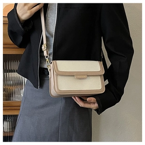 Détail du sac à bandoulière bicolore avec barre dorée Fashion et texture en cuir