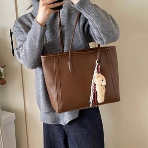 Borsa tote in pelle marrone con ciondolo a forma di orso e nastro per il pendolarismo