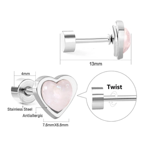 Dettaglio orecchini a cuore rosa con misure e chiusura a vite in acciaio inossidabile