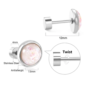 Dettaglio dell'intarsio glitter rosa su orecchini in acciaio inossidabile con dimensioni
