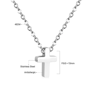 Polierte Edelstahl-Kreuzkette auf 45cm Kette mit Spiegelung auf weißem Hintergrund