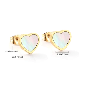 Gros plan des puces d'oreilles cœur dorées avec nacre et dimensions de 10x8,7mm