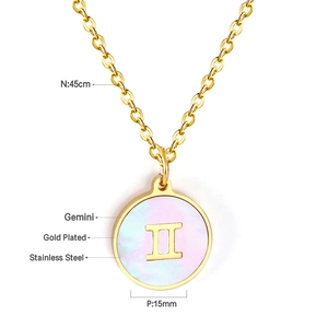 Détail du pendentif Gémeaux plaqué or 15mm avec une chaîne de 45cm en acier inoxydable