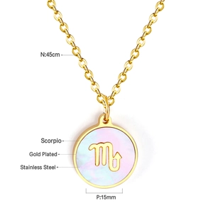 Détail du pendentif Scorpion de 15mm sur une chaîne de 45cm en acier inoxydable plaqué or