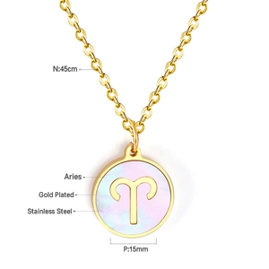 Vue macro du pendentif Bélier en nacre de 15mm avec détails en acier plaqué or