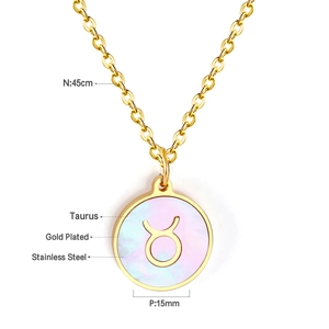 Détail du collier en acier plaqué or 45cm avec pendentif Taureau en nacre 15mm