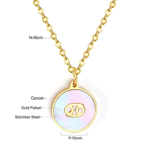 Détail macro du pendentif zodiaque Cancer en acier inoxydable doré avec nacre