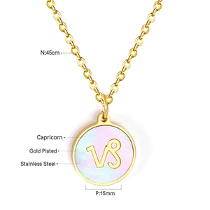 Détail du collier zodiaque Capricorne en acier inoxydable doré avec incrustation coquille