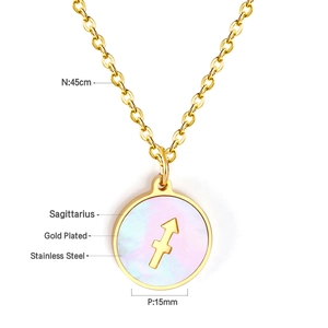 Vue détaillée du pendentif zodiaque Sagittaire plaqué or de 15mm sur une chaîne de 45cm