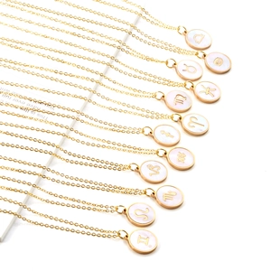 Lot de 12 colliers zodiacaux en acier doré avec pendentifs ronds en nacre blanche
