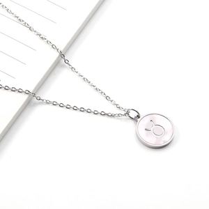 Vue détaillée du collier zodiaque Taureau en argent avec incrustation de nacre