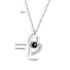 Detail of antiallergic heart projection necklace with dimensions 13x20mm and 45cm chain