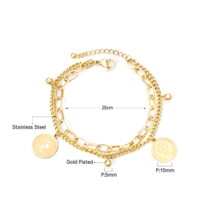 Dettaglio del bracciale doppio in acciaio inossidabile dorato con moneta e ciondolo