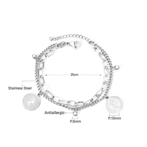 Dettaglio del bracciale a doppio strato in acciaio inossidabile con ciondolo a moneta