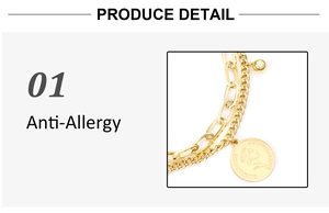 Dettaglio di un bracciale a doppio strato in oro 14K con pendente a moneta anallergico