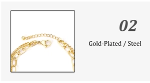Dettaglio di un bracciale a doppio strato in acciaio placcato oro 14K con moschettone