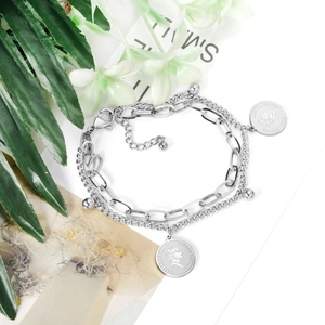 Dettaglio macro del bracciale argento a doppio strato con ciondoli a moneta e chiusura