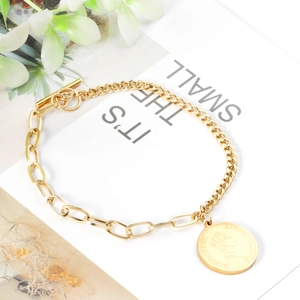 Dettaglio del bracciale a doppio strato placcato oro 14K con moneta e chiusura a levetta OT