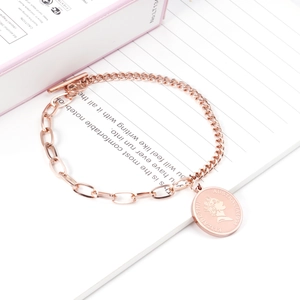 Dettaglio del bracciale a doppio strato oro rosa con chiusura a T e ciondolo a moneta
