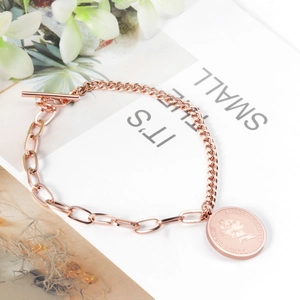 Dettaglio del bracciale a doppio strato in oro rosa con ciondolo moneta Regina Elisabetta
