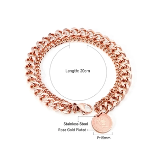 Dettaglio bracciale a doppio strato oro rosa con ciondolo moneta regina e catena 20cm