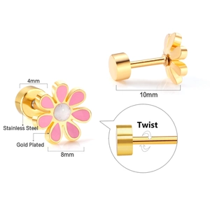 Dettaglio orecchino a fiore rosa in acciaio placcato oro 18K con chiusura a vite