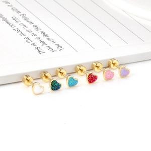 Dettaglio di sei paia di orecchini a cuore in acciaio inossidabile dai colori metallici