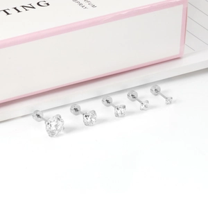 Ensemble de cinq paires de boucles d'oreilles en acier et zircon de tailles variées