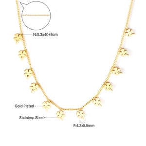 Detailed view of gold plated stainless steel necklace with 40+5cm chain and clover motifs