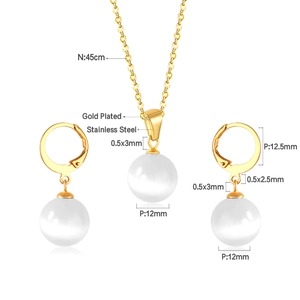 Détail du collier en acier inoxydable doré 45 cm avec pierre œil de chat blanche 12 mm